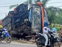 Bus Hantam Pembatas Jembatan Bus Alami Rusak Parah