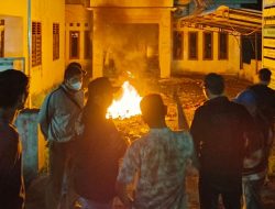 Kecewa Dengan PJ Bupati Langkat  Warga Bakar Ban di Kantor Desa