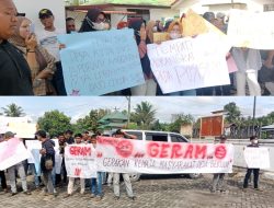 Ratusan Warga Geram Desak Camat Tolak Permohonan Mutasi Perangkat Desa Bekulap