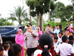 Kapolres Langkat Salurkan Bantuan Pendidikan Kepada SD di Desa Adin Tengah