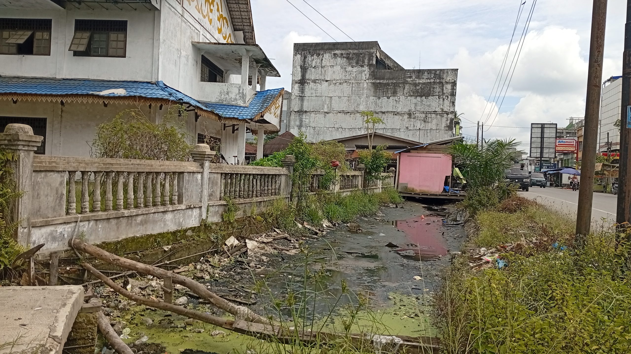 Kondisi Paret / Drainase di Jalan Jendral Sudirman ( Depan Gedung Nasional) Tanjung Pura, Langkat