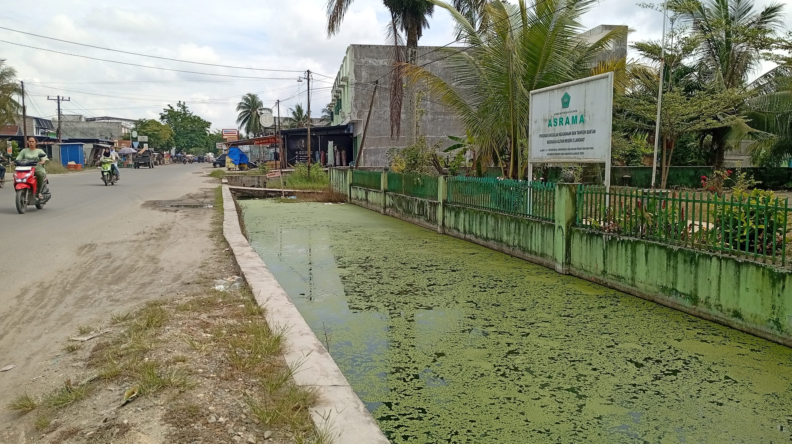 Kondisi Paret / Drainase di Jalan Jendral Sudirman ( Depan Gedung Nasional) Tanjung Pura, Langkat