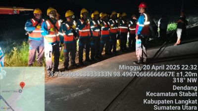 5 Tiang Listrik Tumbang Ditabrak Alat Berat PTPN, ULP PLN Stabat Kerahkan 20 Personel
