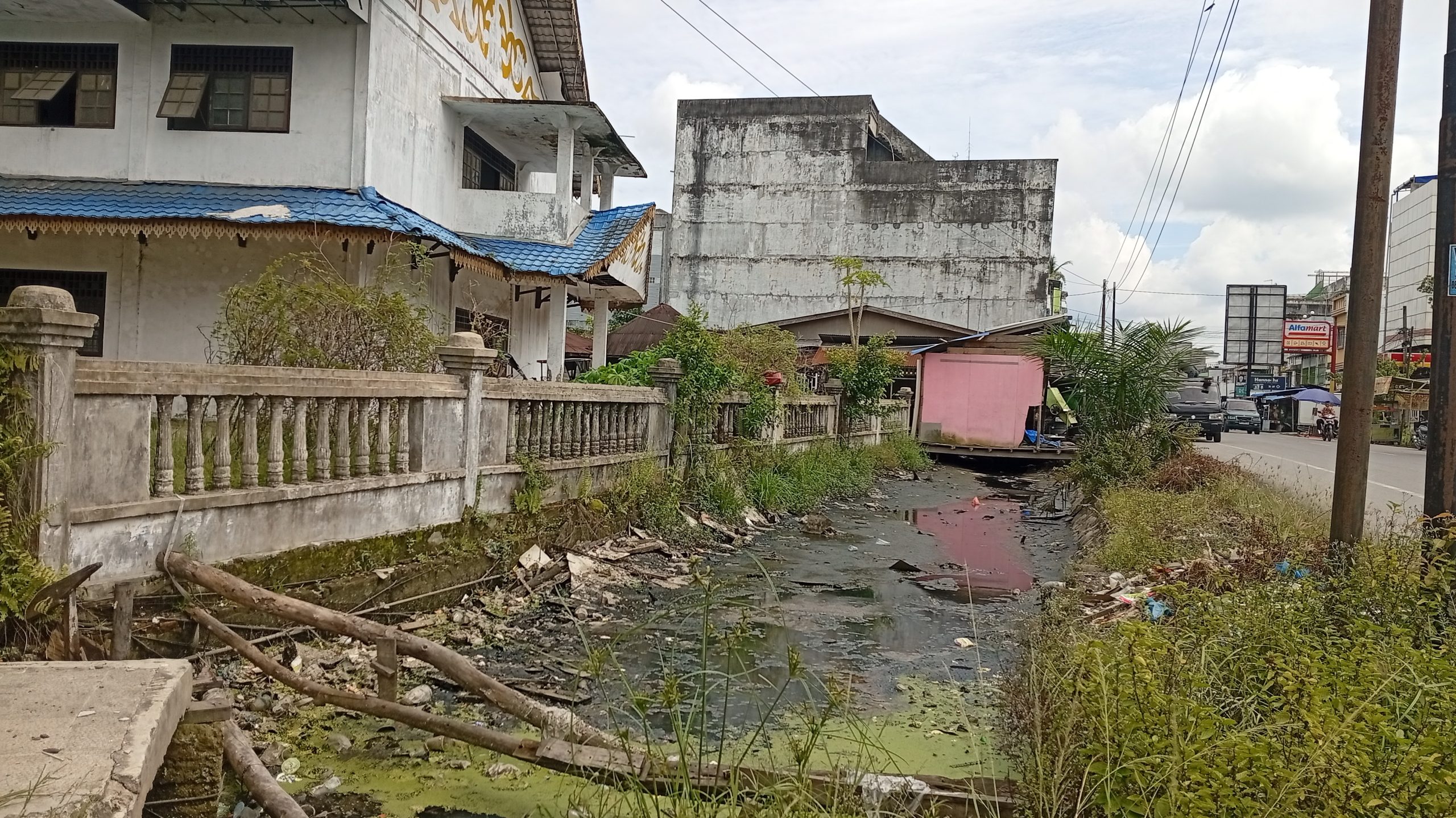 Kondisi Parit di Depan Gedung Nasional, Jalan Jendral Sudirman, Tanjung Pura, Langkat