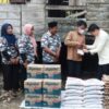 Ricky Anthony Serahkan Bantuan Korban Kebakaran di Hinai Kanan