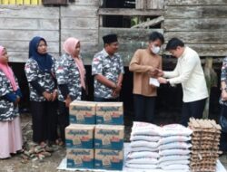 Ricky Anthony Serahkan Bantuan Korban Kebakaran di Hinai Kanan