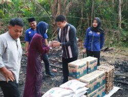 Jamiah Pungut Beras di Puing Kebakaran, Ricky Anthony Hadir Antarkan Bantuan