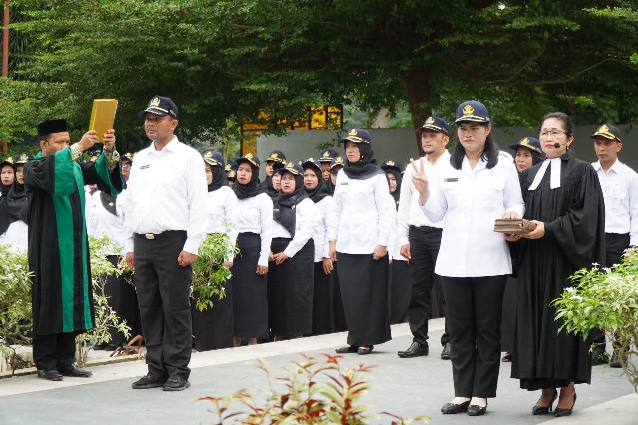 Pelantikan dan pengambilan sumpah 1.247 PPPK 2024 di halaman Kantor Bupati Langkat, Rabu 18 Juni 2025
