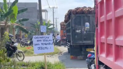 Anak Sekolah Terancam, Warga Babalan Protes Tuntut Perbaikan Jalan