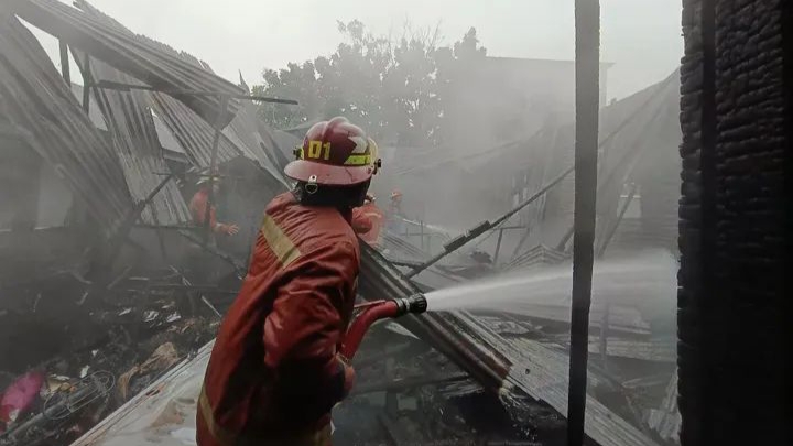 Petugas Pemadam Kebakaran Kota Binjai Memadamkan Api Yang Membakar Rumah, Pada Senin, 16 Juni 2025