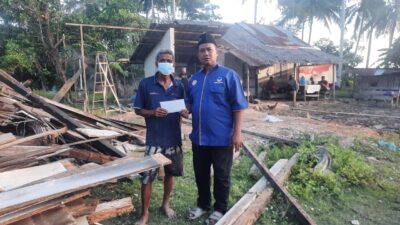 Pimpinan DPRD Sumatera Utara, Ricky Anthony, menyalurkan bantuan kepada Awaluddin, warga Babalan, Langkat