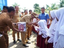 Bupati Langkat Salurkan Bantuan Seragam Sekolah Bagi Pelajar Kurang Mampu