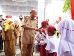 Bagikan Ribuan Seragam, Ondim: SD Ini yang Membentuk Saya