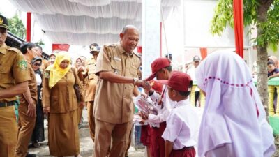 Bagikan Ribuan Seragam, Ondim: SD Ini yang Membentuk Saya