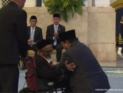 Momen Menyentuh saat Prabowo Beri Bintang Jasa Penyumbang Dana Beli Pesawat Pertama RI