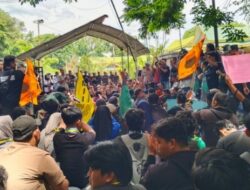 Demonstrasi Berjalan Kondusif, Ketua dan Fraksi DPRD Langkat Tandatangani Petisi
