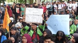 Turun Aksi Bersama Mahasiswa dan Pemuda, Ojol Langkat Bawa Poster Bernada Tegas