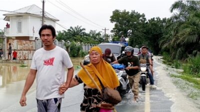 Banjir Hantam Tanjung Pura, Warga Mengungsi Secara Mandiri
