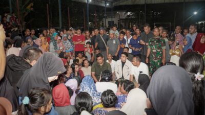 Didampingi Ricky Anthony, Gubsu Bobby Nasution Bantu Warga Terdampak Banjir di Gebang