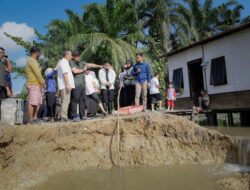 Gubsu Bobby Nasution Tinjau Benteng Jebol dan Bantun Korban Banjir di Tanjung Pura