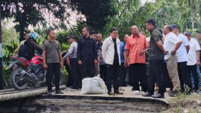 Gubernur Sumut Tinjau Jalan Putus di Langkat, Warga: Ini Akses Utama Kami