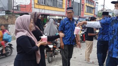 Meriahkan Ramadhan, KOMBAT Deli Serdang Bagi Takjil Sebulan Penuh
