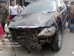 Kejar-Kejaran Dengan Pajero, Inova Tabrak Pulau Jalan di Stabat