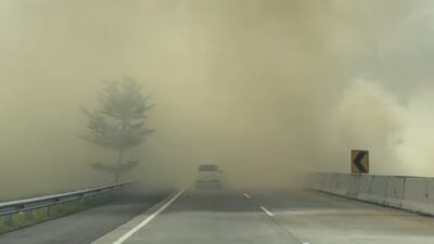 Asap Bakaran Kebun Tebu Tutupi Ruas Jalan Tol Binjai – Stabat, Picu Kecelakaan Beruntun