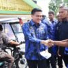 Ricky Anthony Bagikan 250 Bingkisan Lebaran kepada Penarik Becak di Stabat