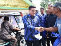 Ricky Anthony Bagikan 250 Bingkisan Lebaran kepada Penarik Becak di Stabat