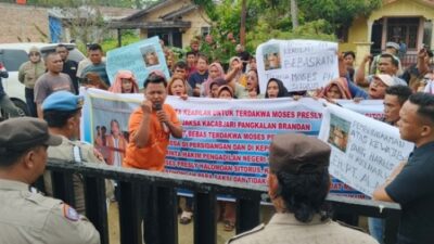 Diduga Dikriminalisasi PT ALAM, Puluhan Warga Desak Hakim Bebaskan Terdakwa