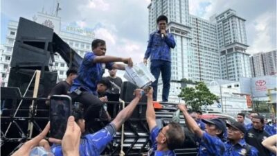 Geram!!! Ribuan Massa KOMBAT Sumut Bakar Majalah Tempo