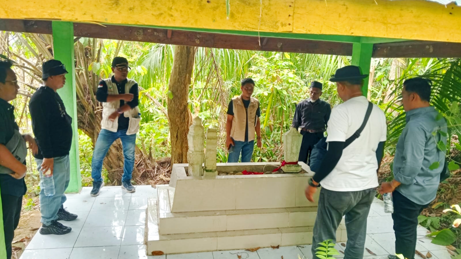 Makam di Tanjung Keramat, Desa Pangkalan Siata, Kecamatan Pangkalan Susu Dengan Nisan Bercorak Aceh