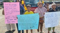 Tagih Janji Bobby Nasution, Warga Bahorok Blokir Jalan Menuju Bukit Lawang