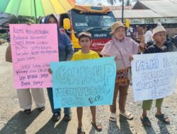 Tagih Janji Bobby Nasution, Warga Bahorok Blokir Jalan Menuju Bukit Lawang