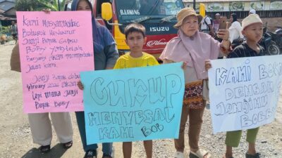 Tagih Janji Bobby Nasution, Warga Bahorok Blokir Jalan Menuju Bukit Lawang