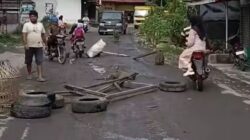 Tuntut Perbaikan, Warga Salapian Blokir Jalan Utama Menuju Bukit Lawang