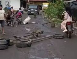 Tuntut Perbaikan, Warga Salapian Blokir Jalan Utama Menuju Bukit Lawang