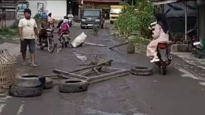 Tuntut Perbaikan, Warga Salapian Blokir Jalan Utama Menuju Bukit Lawang