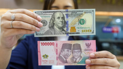 Rupiah Melemah Terhadap Dolar, Anjlok di Level Rp17.614