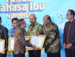 Syah Afandin Terima Penghargaan Nasional Revitalisasi Bahasa Daerah