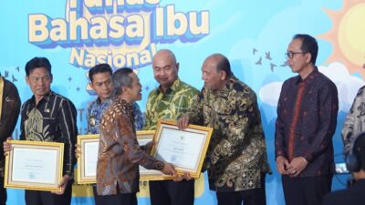 Syah Afandin Terima Penghargaan Nasional Revitalisasi Bahasa Daerah