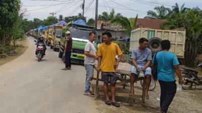 Kesal Jalan Rusak, Warga Pematang Cengal Hentikan Truk Material Proyek Migas