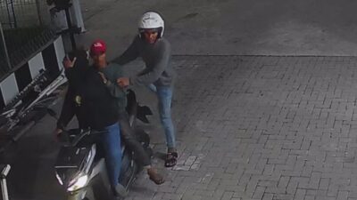 Terekam CCTV, Tiga Pria Bawa Kabur Honda Vario di Stabat