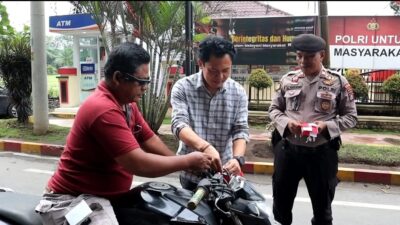 Sambut HUT RI ke-81, Satintelkam Polres Langkat Bagikan Bendera Merah Putih