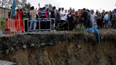 Jalan Lintas Langkat-Karo Longsor, Gubsu Pastikan Perbaikan Pada Oktober 2026