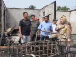 Plt Bupati Langkat Tiorita Kunjungi Korban Kebakaran di Salapian, Salurkan Bantuan