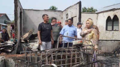 Plt Bupati Langkat Tiorita Kunjungi Korban Kebakaran di Salapian, Salurkan Bantuan